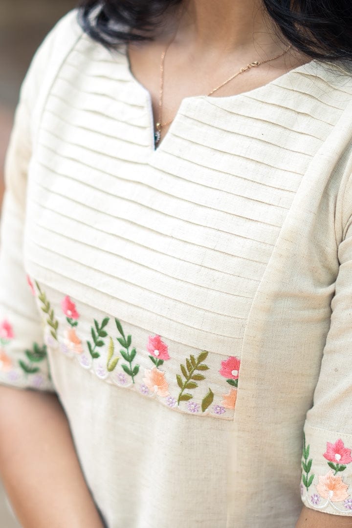 Elegant Off-White Kurta Set With Floral Embroidery